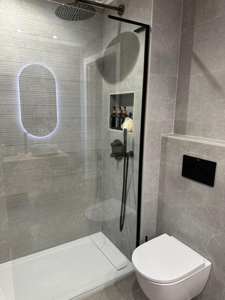 Baño completo tras una reforma integral