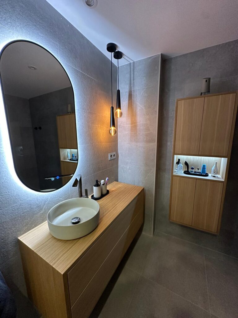 Baño completo tras una reforma integral