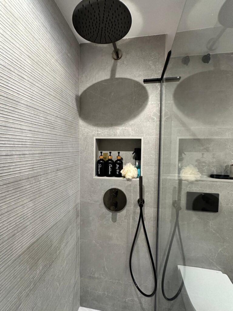 Baño completo tras una reforma integral