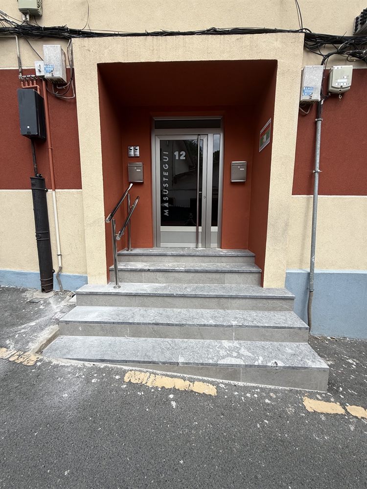 Portal y fachada rehabilitados con acceso adaptado
