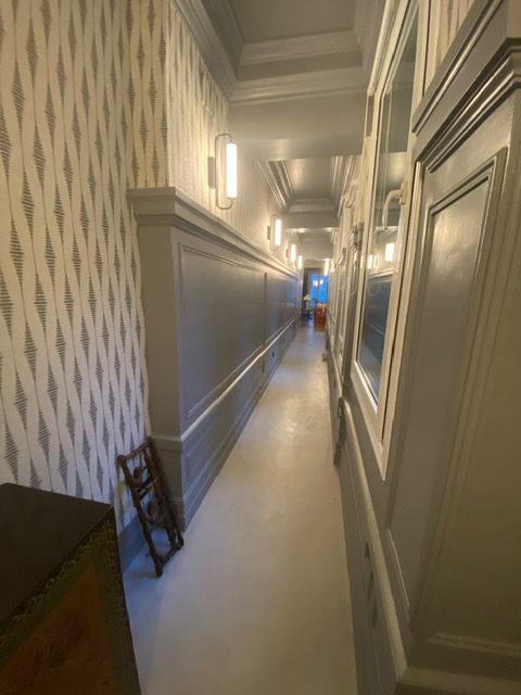 Pasillo con suelo hidráulico y papel pintado